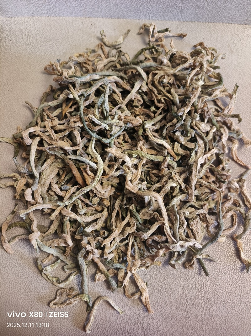 晒干的青萝卜条。青萝卜干。