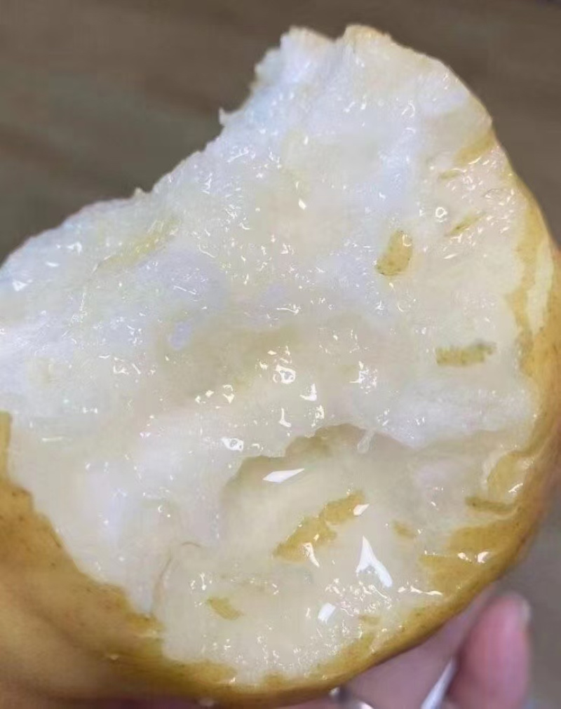 丑梨像伏梨一样，放软才好吃冰淇淋口感