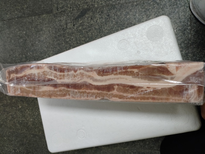 猪五花肉板，肥瘦均匀，纯干不调理，涮锅，烤肉均可