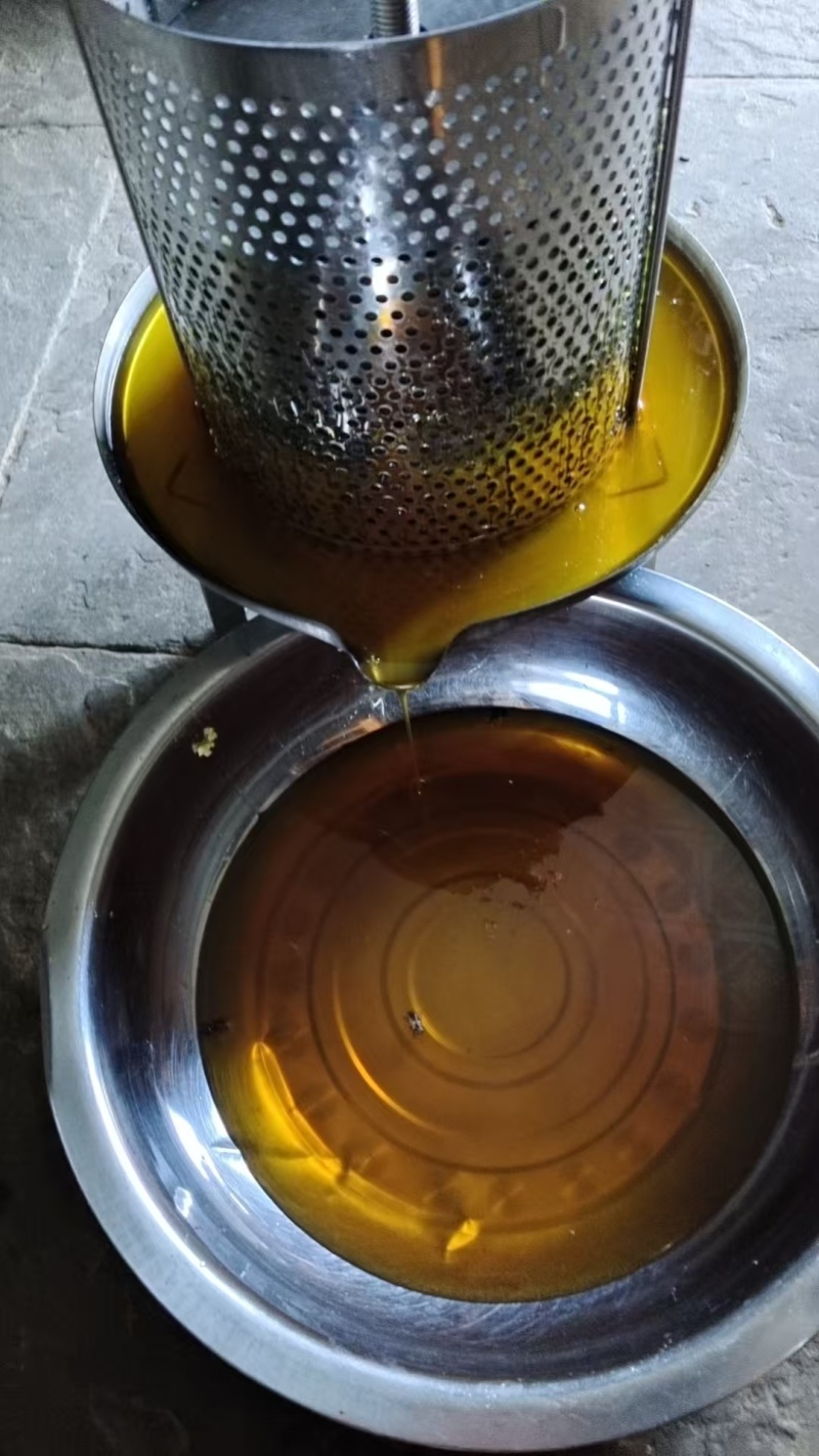 天然野生蜂蜜，有需要的联系我。