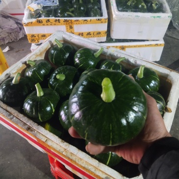 精品南瓜，头茬采摘，亮度非常好，每个南瓜一斤左右，口感十