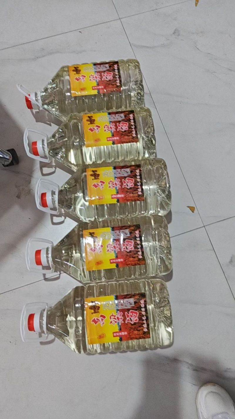 自家酿造纯高粱酒