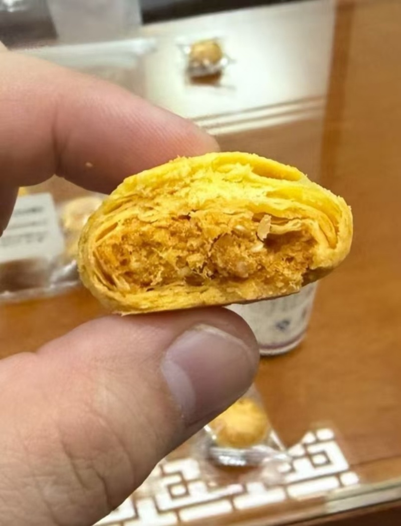 咸蛋黄肉松酥饼