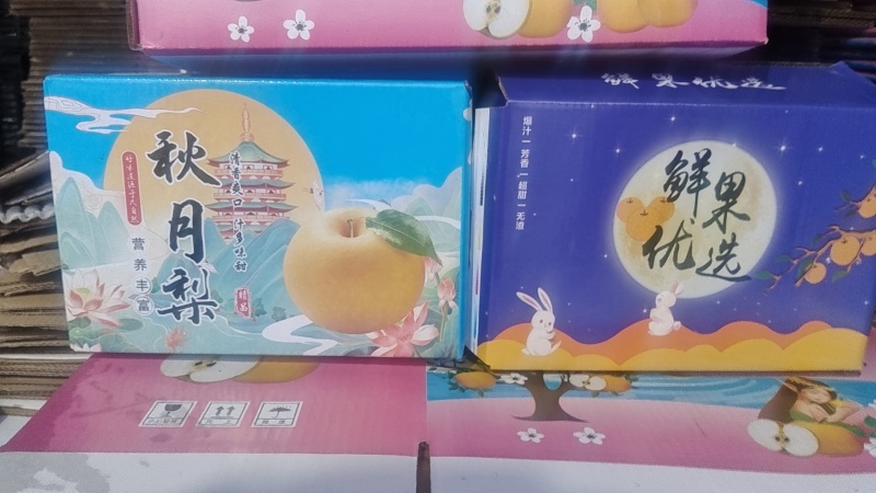 礼盒秋月梨，口感脆甜汁多，包装精美价格实惠