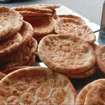 新疆大饼香葱味原味芝麻味葡萄干味这个是新疆人每天现做现卖