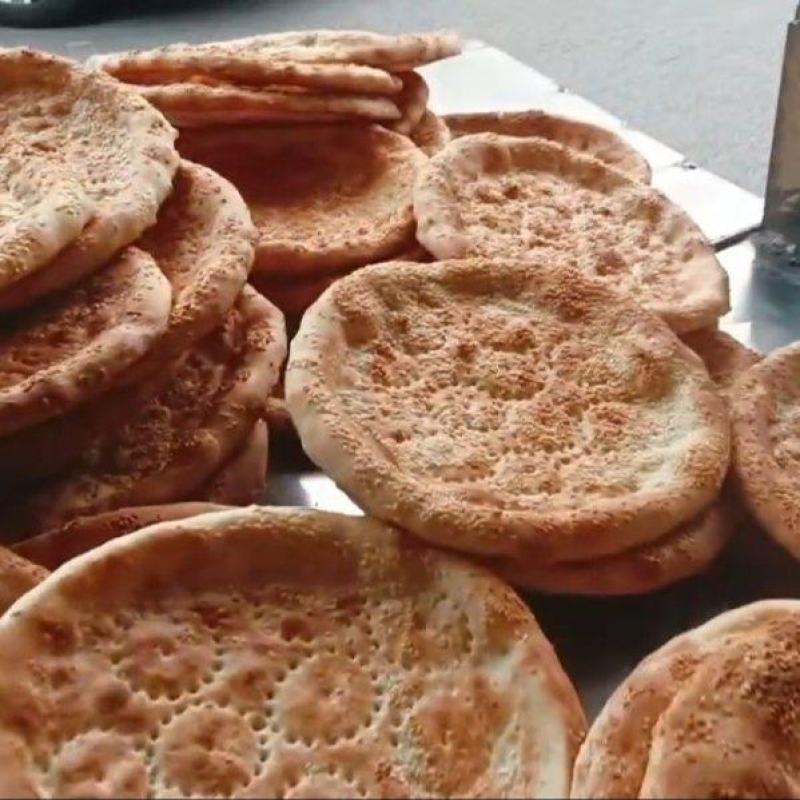新疆大饼香葱味原味芝麻味葡萄干味这个是新疆人每天现做现卖