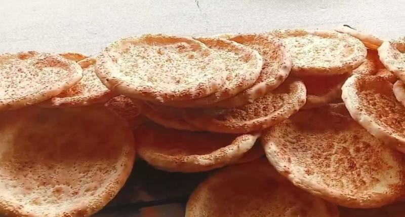 新疆大饼香葱味原味芝麻味葡萄干味这个是新疆人每天现做现卖
