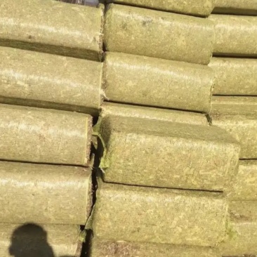 25年第一批新玉米秸秆每块80斤左右含水量25%左右