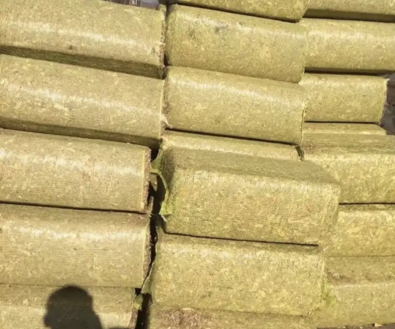 25年第一批新玉米秸秆每块80斤左右含水量25%左右