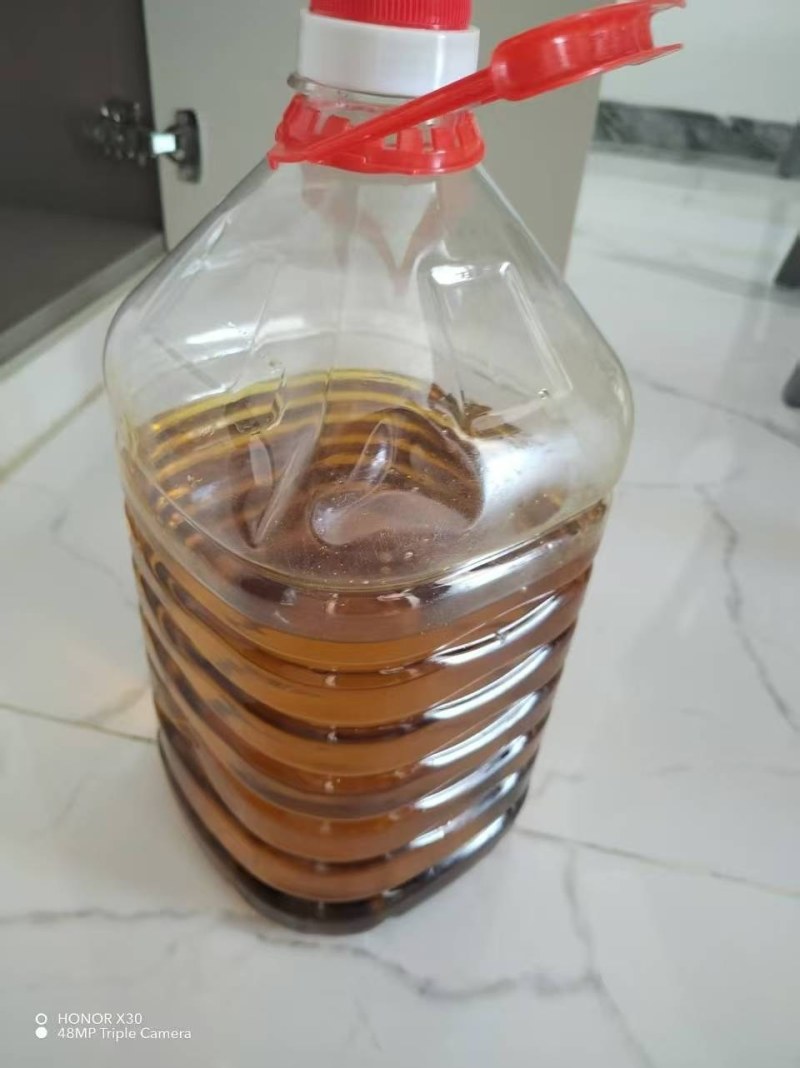 正宗茶籽油，自家种植自家剥开的茶籽油，非常纯正，不加任何
