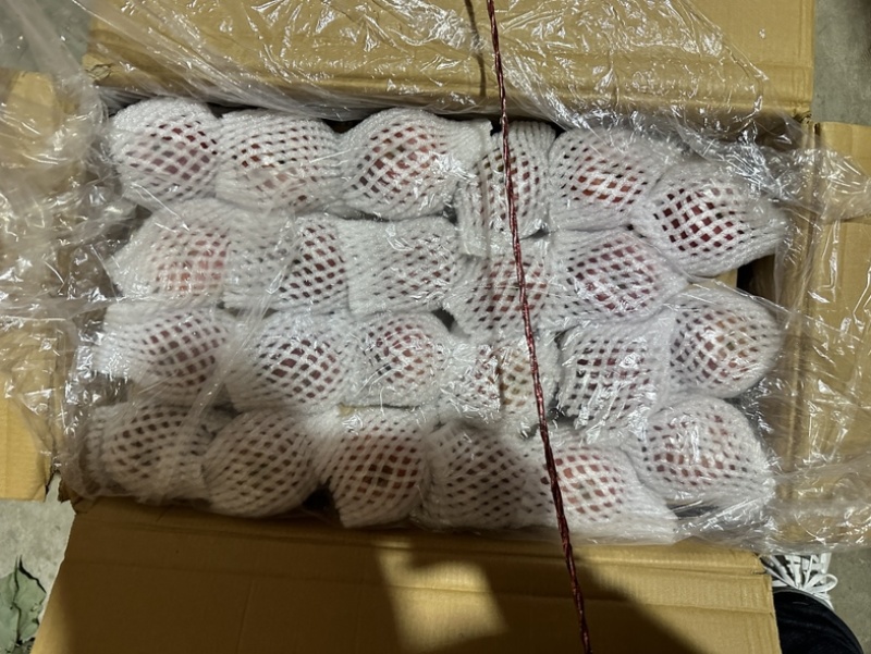 出售原箱5万斤大凉山红富士冰糖心丑苹果