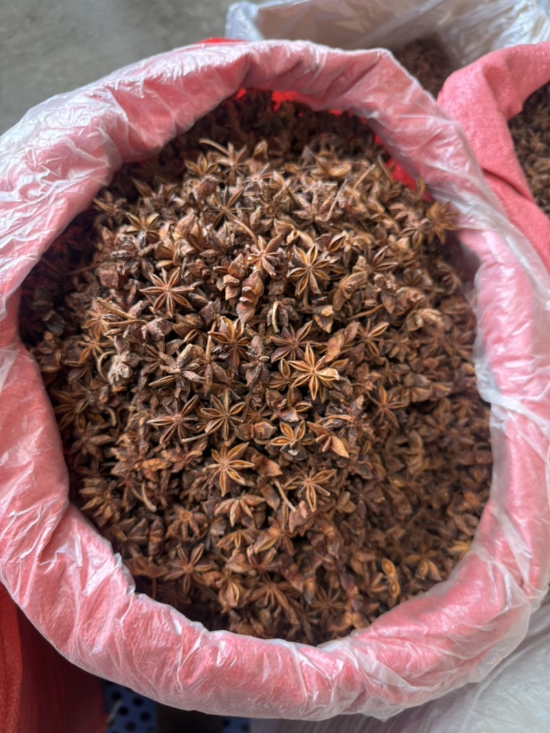 【包邮】本地大红八角健康果足干，中个头，颜色红亮气味浓郁