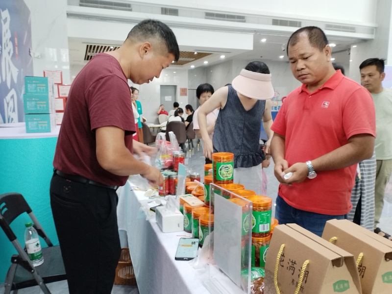 工厂直销268克瓶装香辣木瓜丝广西特产腌制木瓜丝一箱起批