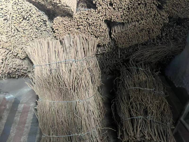 精品毛芪货源充足量大从优质量保证诚信经营欢迎咨