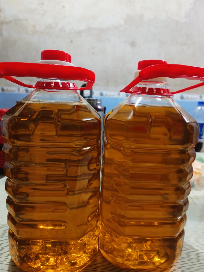 纯正高山茶油，八十八十年老茶树小仔物理冷榨，营养价值高。