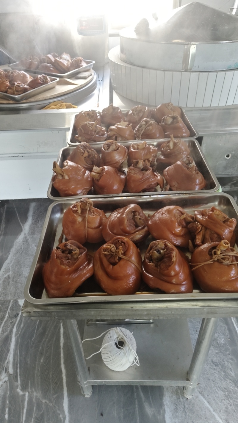卤猪肘子