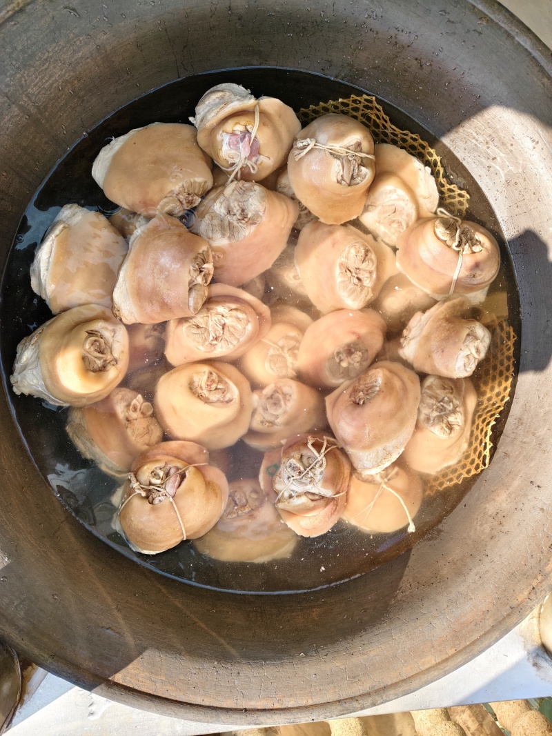 卤猪肘子