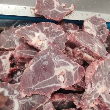 满肉猪颈，可代替牛脖骨，五块来钱一斤