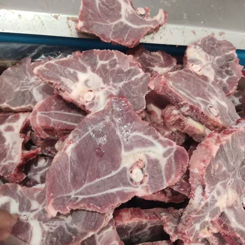 满肉猪颈，可代替牛脖骨，五块来钱一斤