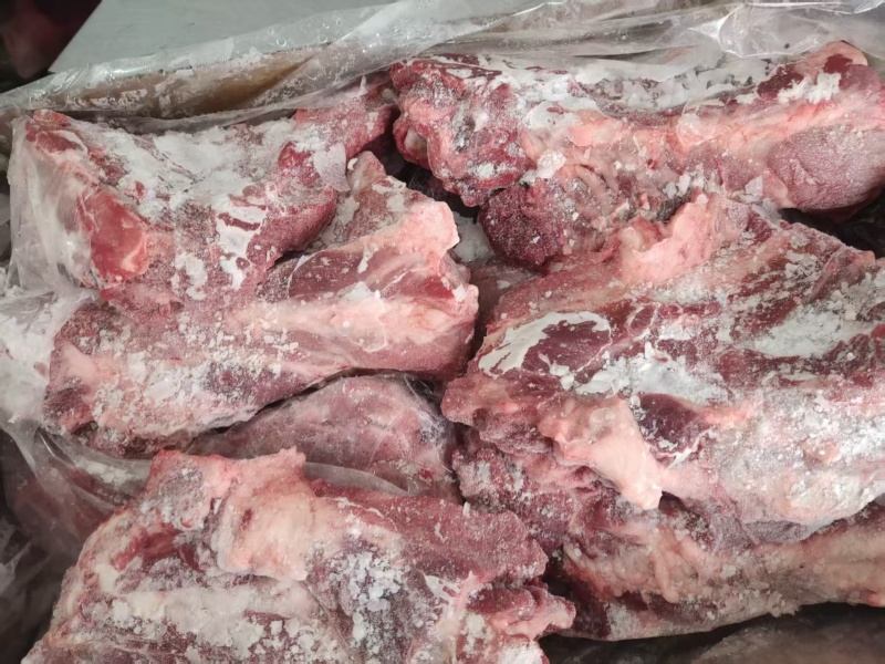 满肉猪颈，可代替牛脖骨，五块来钱一斤