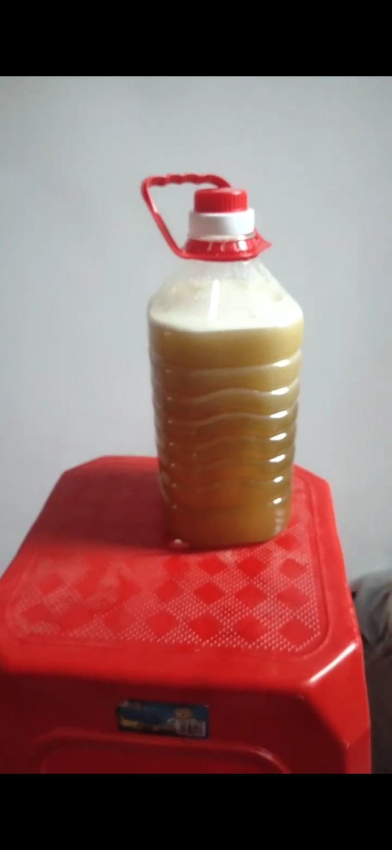 土蜂，蜂蜜，一年取一次，成熟蜜糖。
