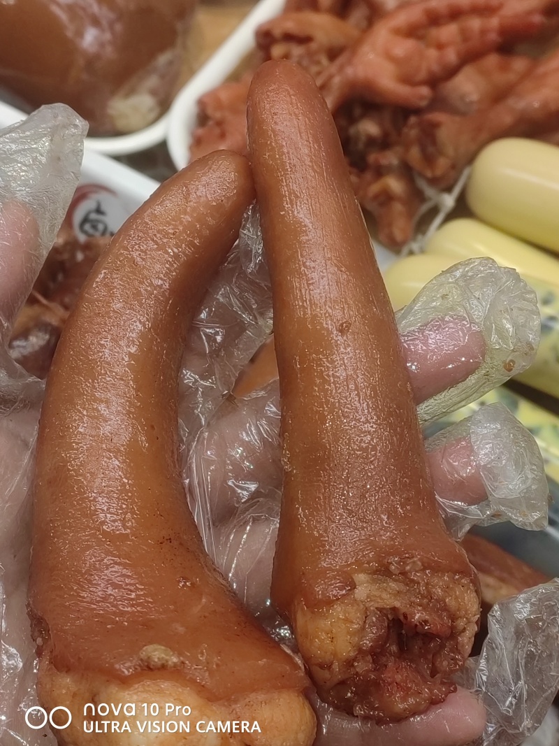 肘子，猪尾巴，烧鸡