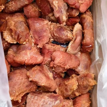 小块熟牛肉33一斤，一件是30斤