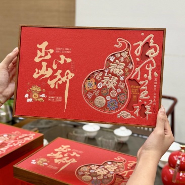 1斤。（高档陶瓷）春茶正山小种红茶蜜兰香茶叶送人礼盒装