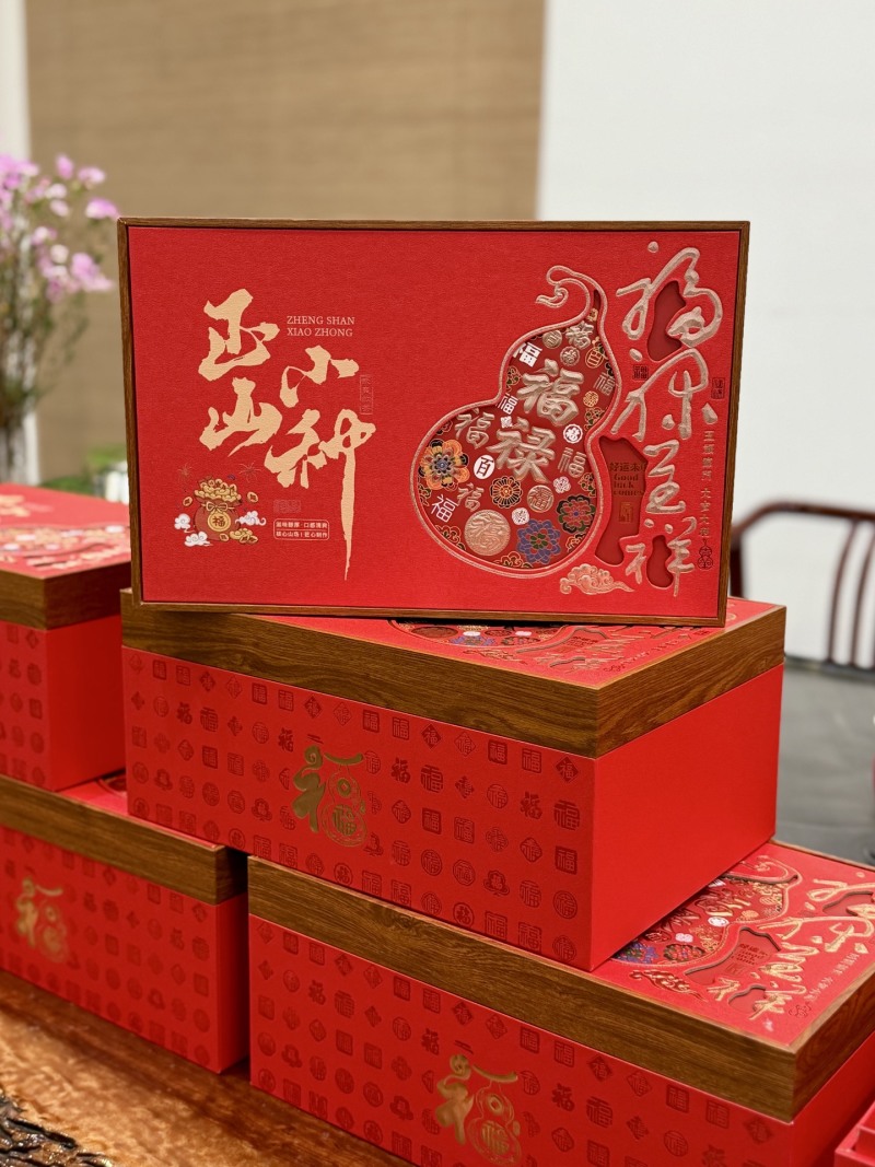 1斤。（高档陶瓷）春茶正山小种红茶蜜兰香茶叶送人礼盒装