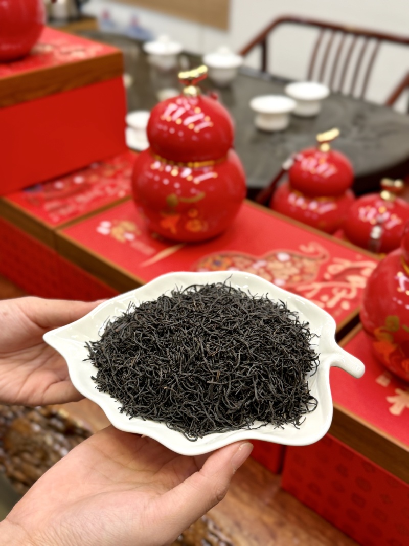 1斤。（高档陶瓷）春茶正山小种红茶蜜兰香茶叶送人礼盒装