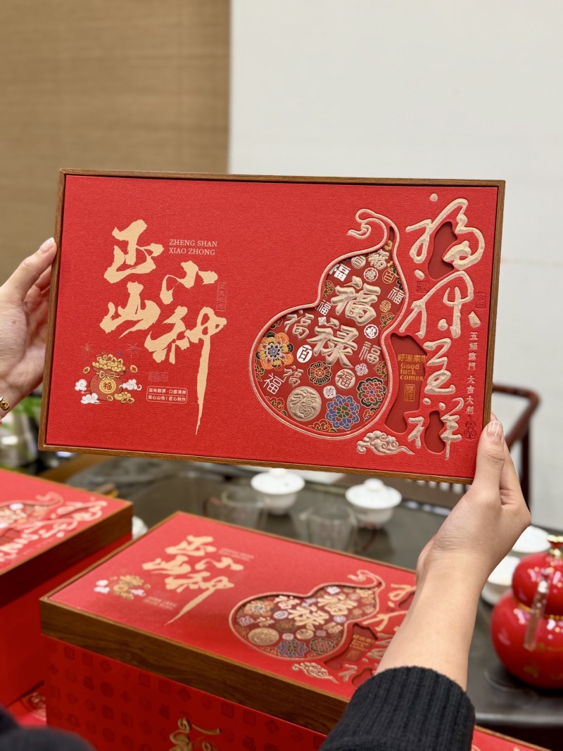 1斤。（高档陶瓷）春茶正山小种红茶蜜兰香茶叶送人礼盒装