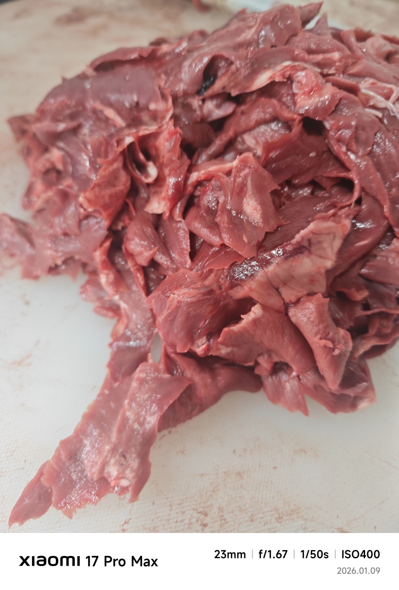 纯干牛心碎肉，能绞馅，物美价廉，现货一吨，欢迎老板来洽谈