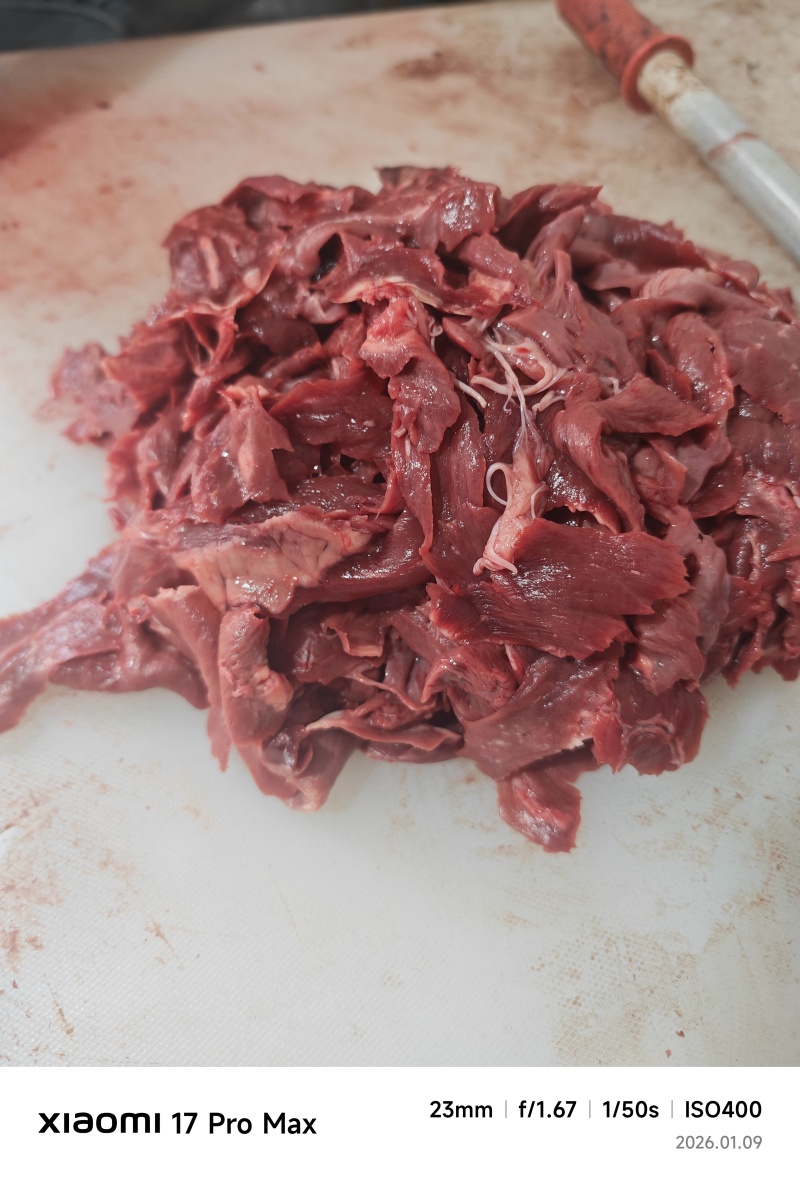 纯干牛心碎肉，能绞馅，物美价廉，现货一吨，欢迎老板来洽谈