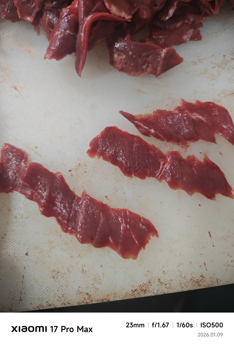 纯干牛心碎肉，能绞馅，物美价廉，现货一吨，欢迎老板来洽谈