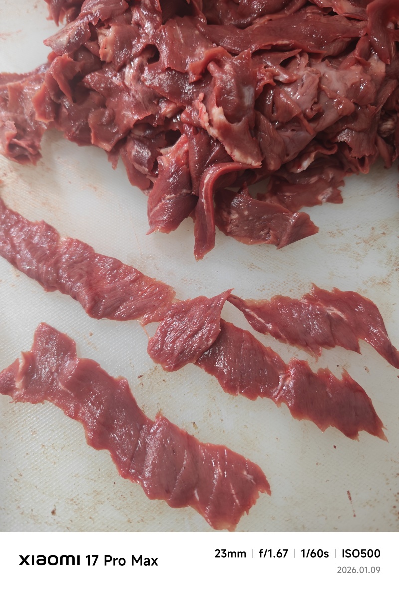 纯干牛心碎肉，能绞馅，物美价廉，现货一吨，欢迎老板来洽谈