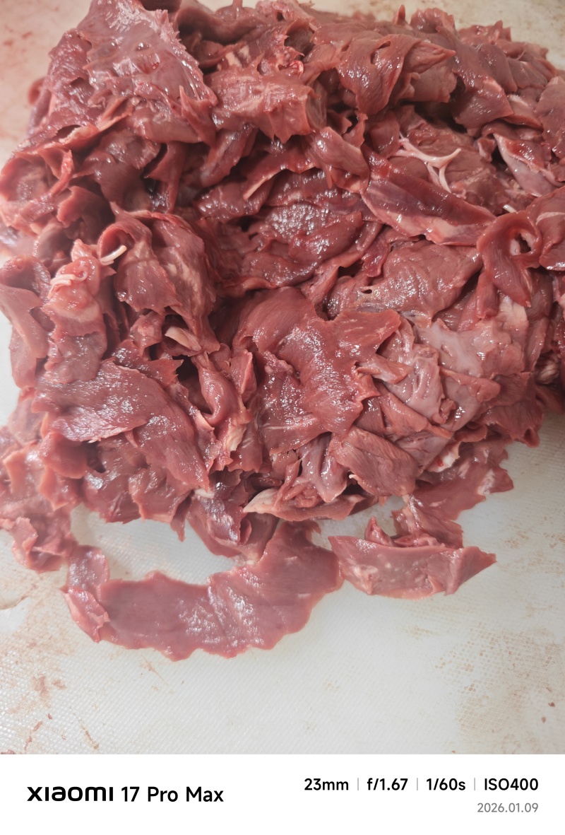 纯干牛心碎肉，能绞馅，物美价廉，现货一吨，欢迎老板来洽谈