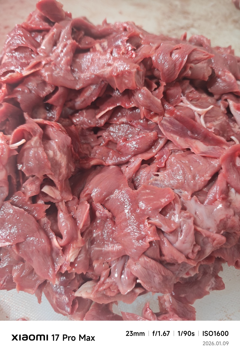 纯干牛心碎肉，能绞馅，物美价廉，现货一吨，欢迎老板来洽谈