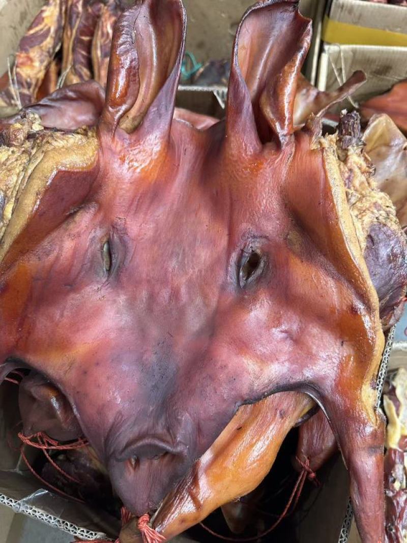 腊猪头干度好颜色纯正适合所有人群食用1个5斤左右常年批发