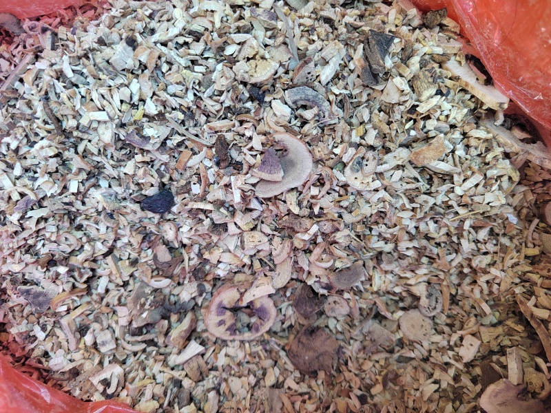 白芍颗粒，过筛去灰尘小颗粒