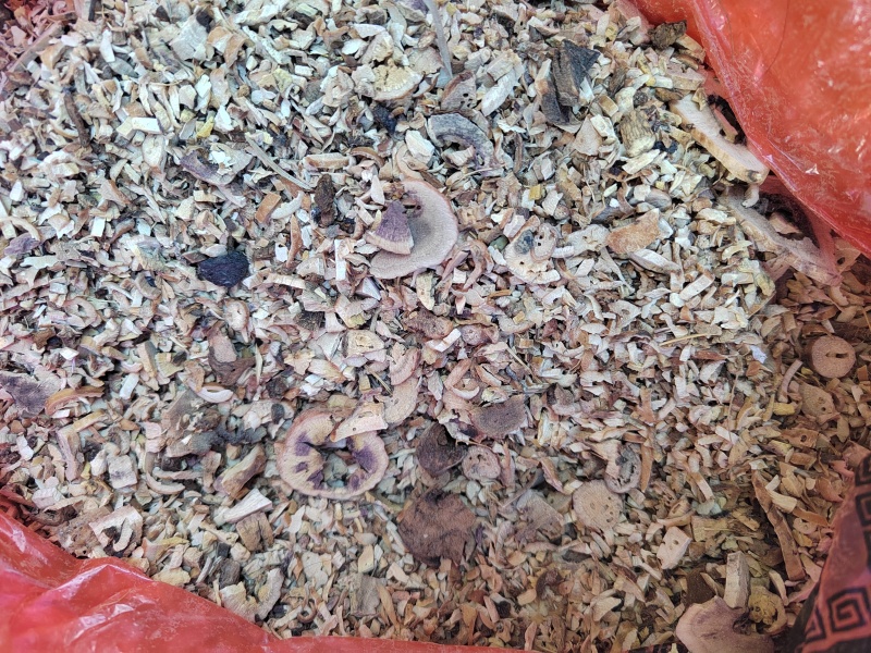 白芍颗粒，过筛去灰尘小颗粒