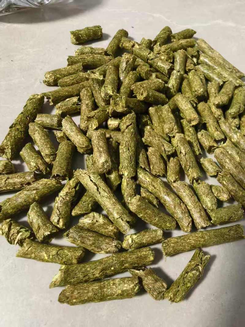 花生秧熟化草颗粒，玉米花生秧颗粒