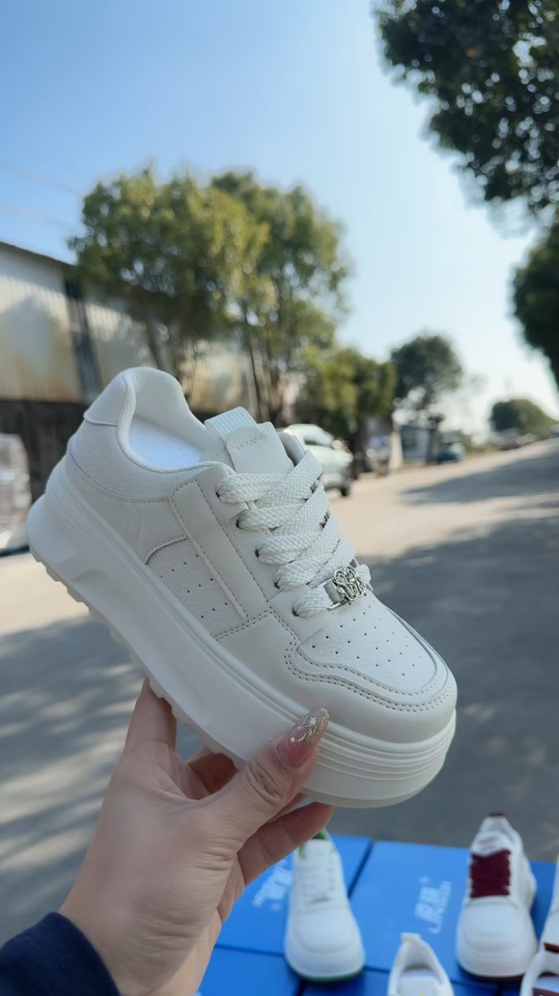 厚底小白鞋，轻底百搭款，耐磨性强