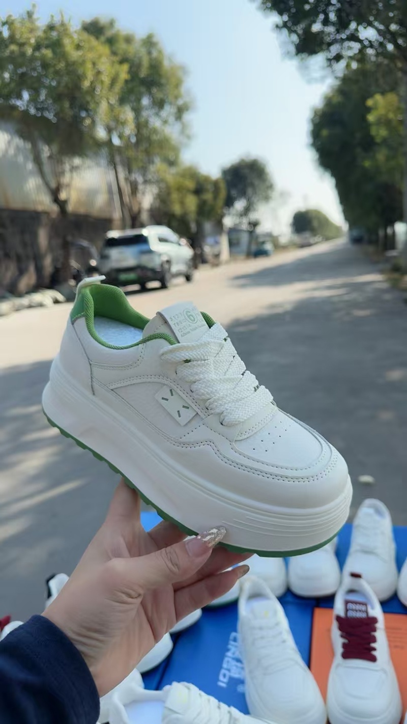 厚底小白鞋，轻底百搭款，耐磨性强