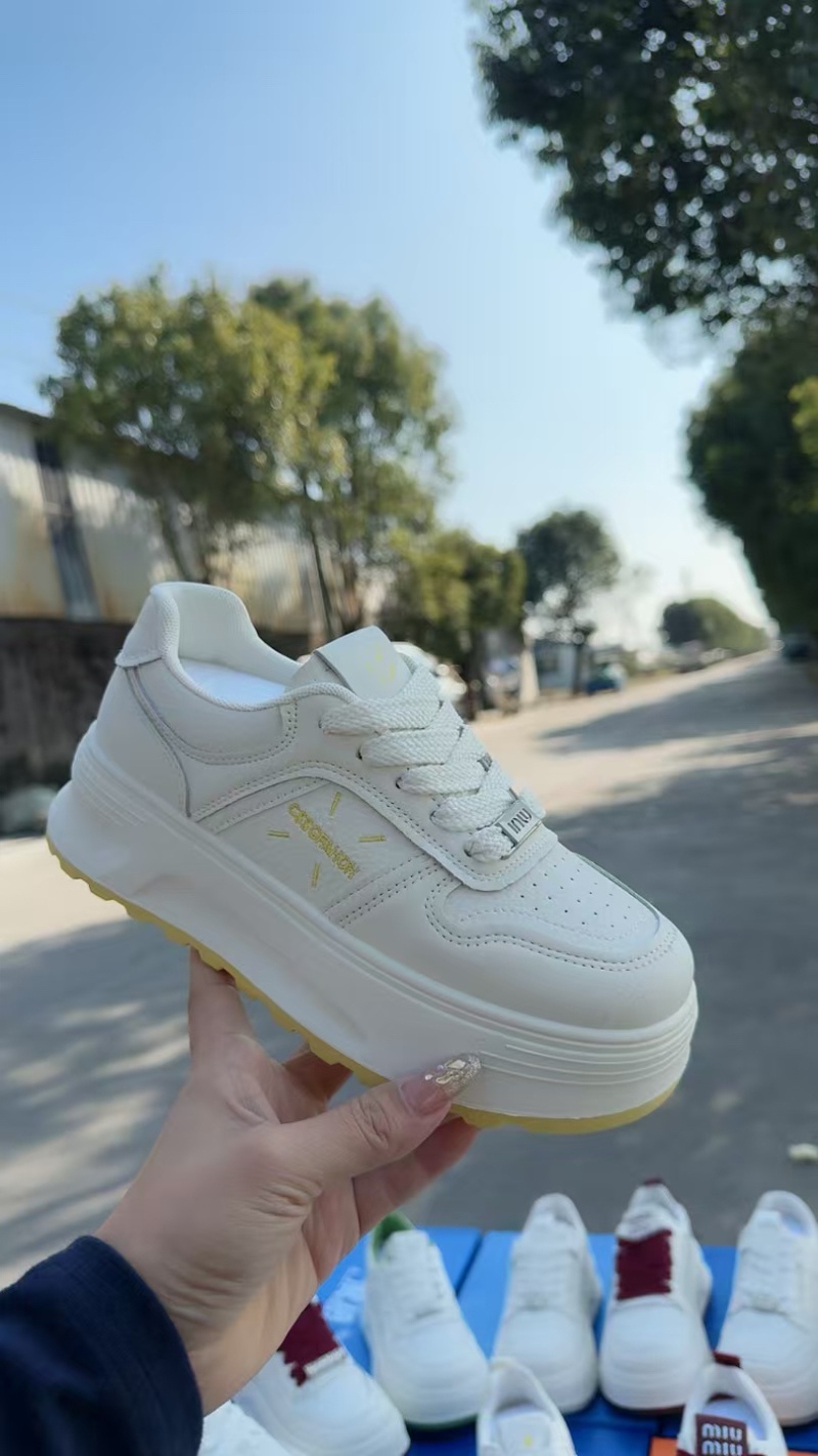 厚底小白鞋，轻底百搭款，耐磨性强
