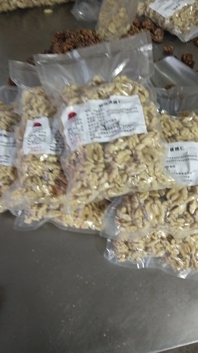 新货脱衣核桃仁烘焙食`品产自山西隰县，营养丰富，口感鲜美