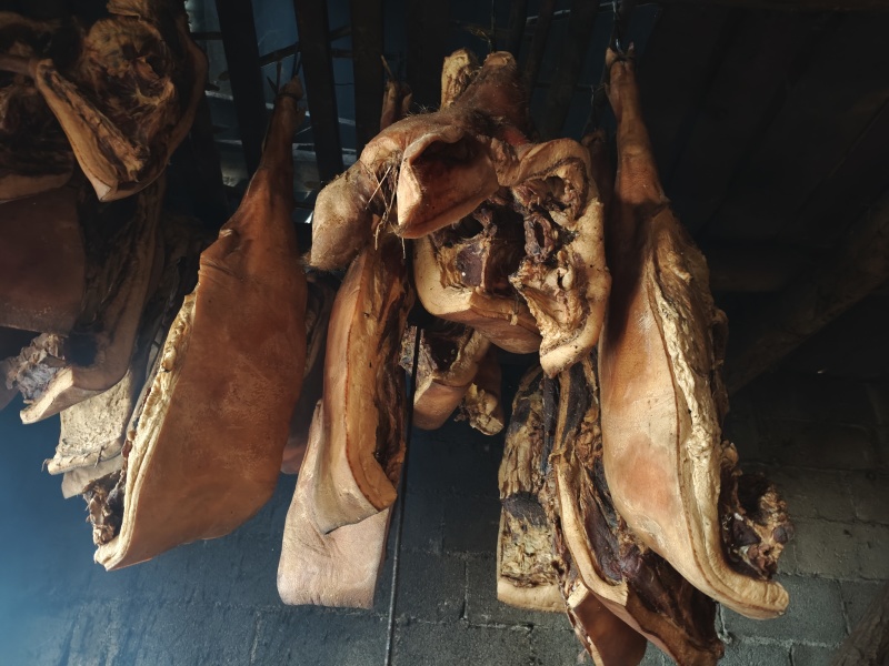 湖北恩施传统柴火烟熏腊肉自己纯粮食喂养猪