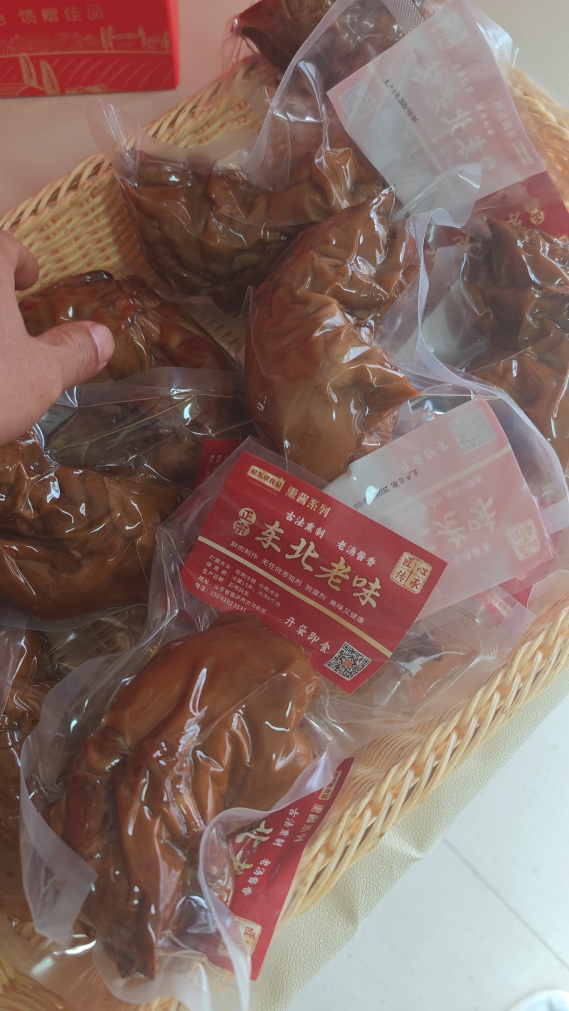 **特色花椒肠，正宗哈尔滨果木烤红肠，等等多样产品