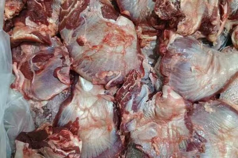 牛小脸肉：内蒙草原黄牛头剃下来的牛脸颊，即小脸肉，