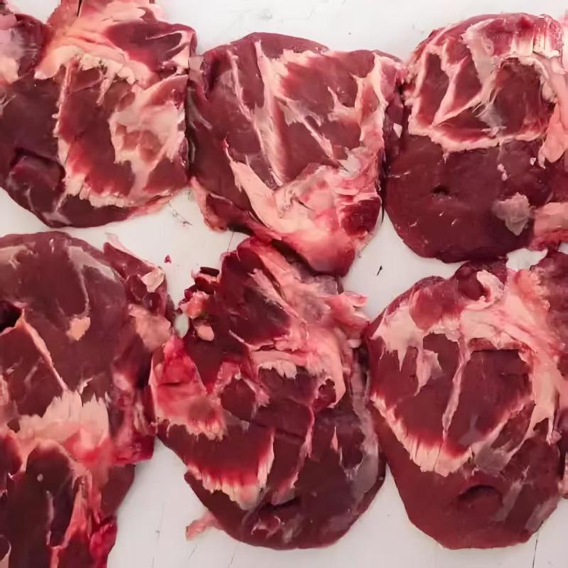 牛小脸肉：内蒙草原黄牛头剃下来的牛脸颊，即小脸肉，