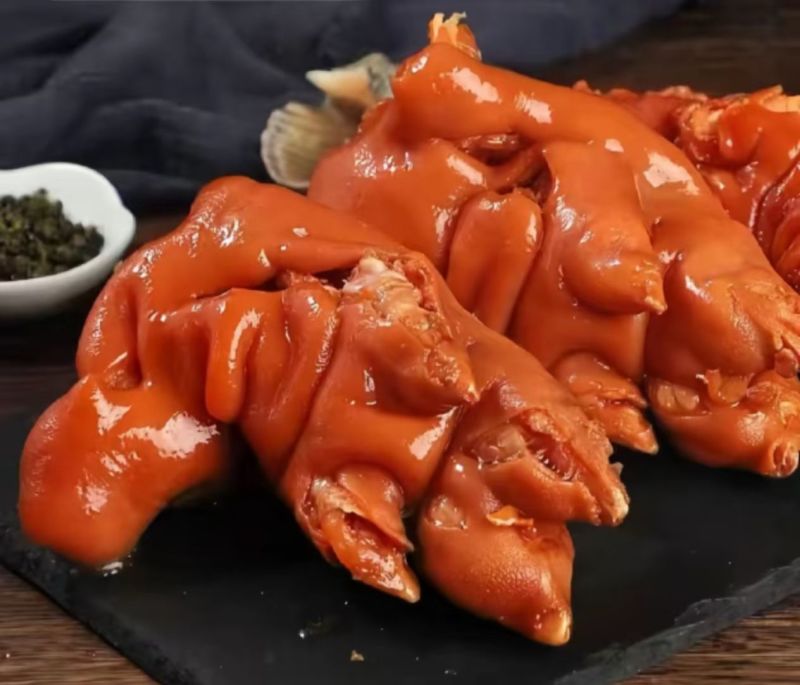 卤猪蹄，自己工厂加工，8两左右一个，鲜香味美手续齐全